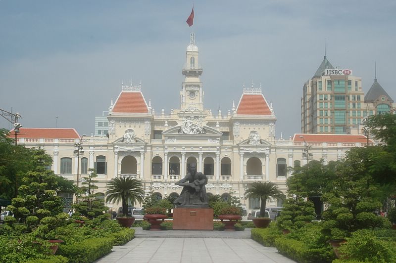 Das Rathaus von Saigon mit Ho-Chi-Minh-Statue