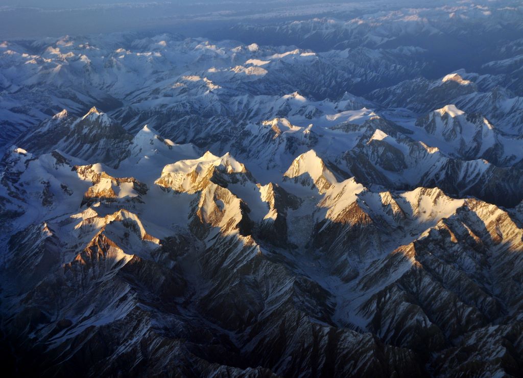 Flug nach Hause über dem Himalaya Gebirge