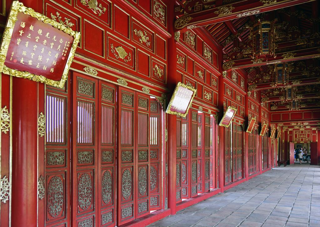 Rote Türen im 'Thai Hoa Palace' in Hue